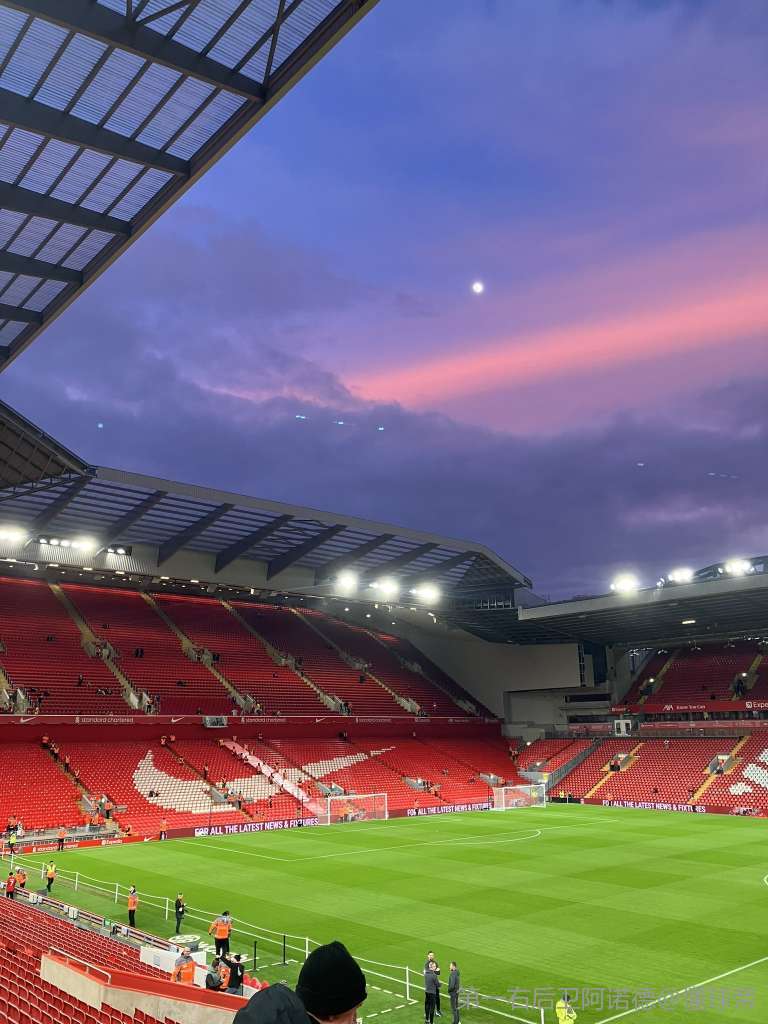 科贝记者：法兰克福球迷往巴萨球迷区投掷杂物甚至发射焰火（科贝记者称：法兰克福球迷向巴萨看台抛掷杂物并燃放焰火）